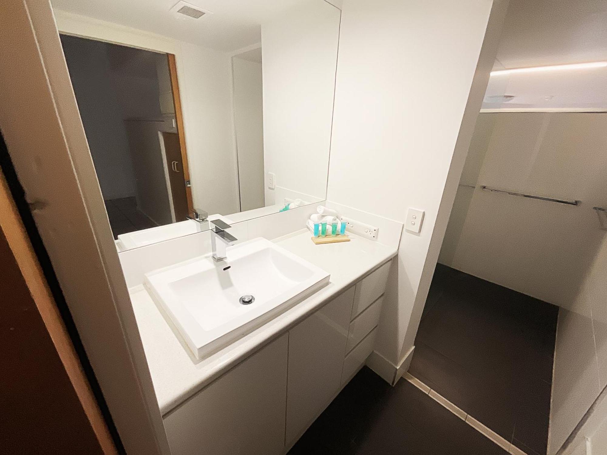 Tiki Hotel Apartments Surfers Paradise Голд-Кост Екстер'єр фото