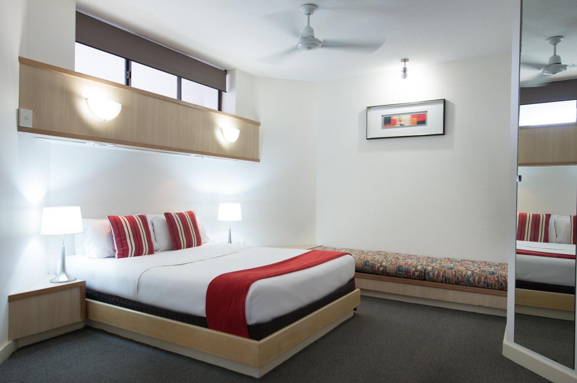 Tiki Hotel Apartments Surfers Paradise Голд-Кост Екстер'єр фото