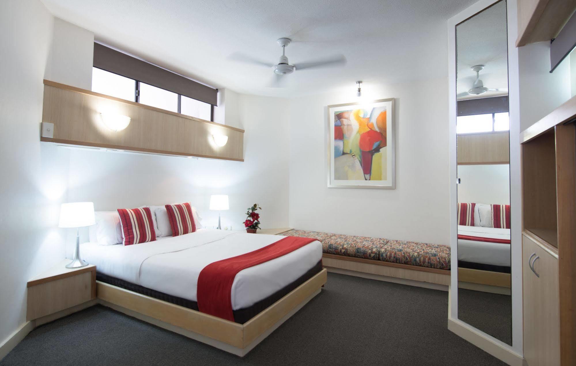 Tiki Hotel Apartments Surfers Paradise Голд-Кост Екстер'єр фото